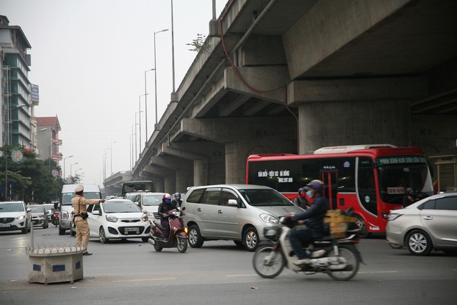 Cửa ngõ thành phố đông nghẹt khi người dân trở về sau kỳ nghỉ lễ Tết Dương lịch - Ảnh 9.