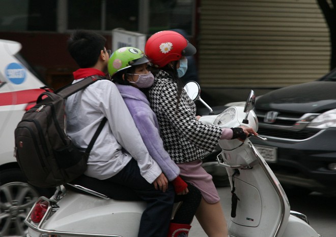 Hà Nội chuyển rét đậm, cha mẹ khoác áo mưa đón con trẻ từ trường về nhà dù trời tạnh ráo - Ảnh 18.