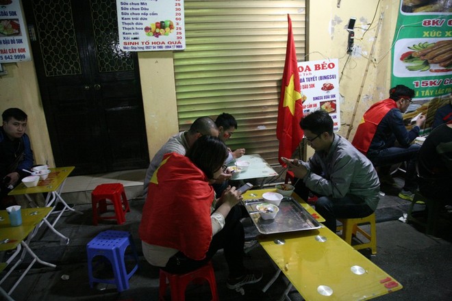 CĐV trải chiếu nhậu, mang cơm ra giữa đường ăn tiếp sức xuyên đêm mừng U23 Việt Nam chiến thắng - Ảnh 5.