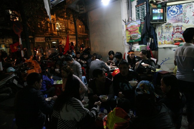 CĐV trải chiếu nhậu, mang cơm ra giữa đường ăn tiếp sức xuyên đêm mừng U23 Việt Nam chiến thắng - Ảnh 3.