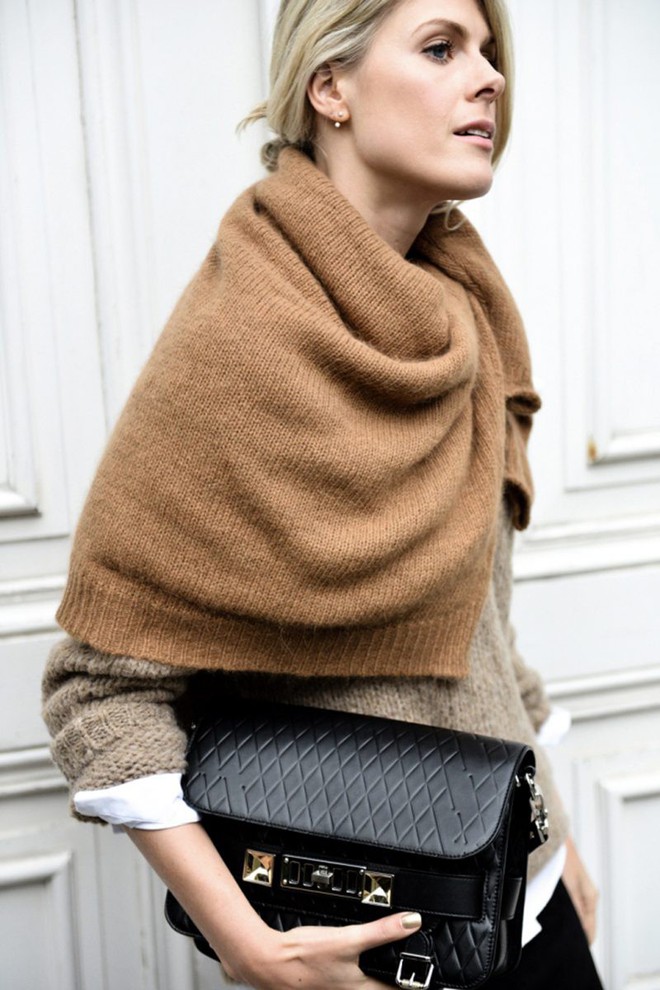 Vừa ấm áp lại vừa trendy với trào lưu biến áo len thành khăn quàng - Ảnh 3.