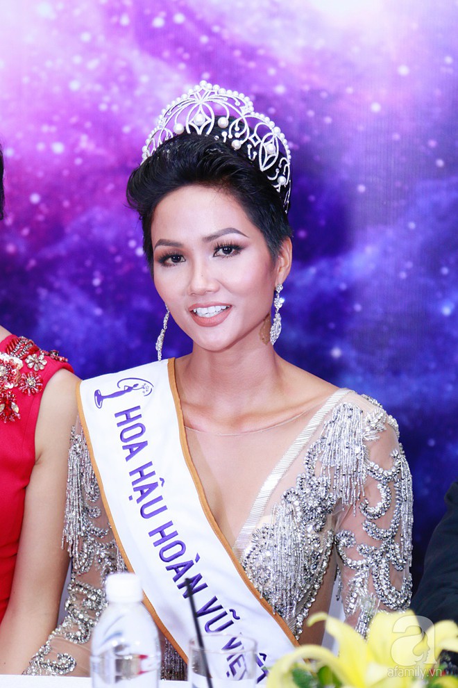 Hành động “lạ” của Hoàng Thùy sau khi HHen Niê đăng quang ngôi vị Hoa hậu Hoàn vũ Việt Nam 2017 - Ảnh 2. Hành động “lạ” của Hoàng Thùy sau khi HHen Niê đăng quang ngôi vị Hoa hậu Hoàn vũ Việt Nam 2017 - Ảnh 2.