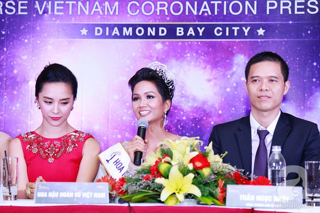 Hành động “lạ” của Hoàng Thùy sau khi HHen Niê đăng quang ngôi vị Hoa hậu Hoàn vũ Việt Nam 2017 - Ảnh 8. Hành động “lạ” của Hoàng Thùy sau khi HHen Niê đăng quang ngôi vị Hoa hậu Hoàn vũ Việt Nam 2017 - Ảnh 8.