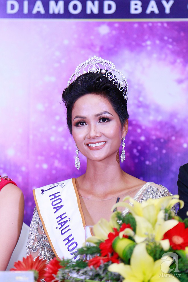 Hành động “lạ” của Hoàng Thùy sau khi HHen Niê đăng quang ngôi vị Hoa hậu Hoàn vũ Việt Nam 2017 - Ảnh 9. Hành động “lạ” của Hoàng Thùy sau khi HHen Niê đăng quang ngôi vị Hoa hậu Hoàn vũ Việt Nam 2017 - Ảnh 9.