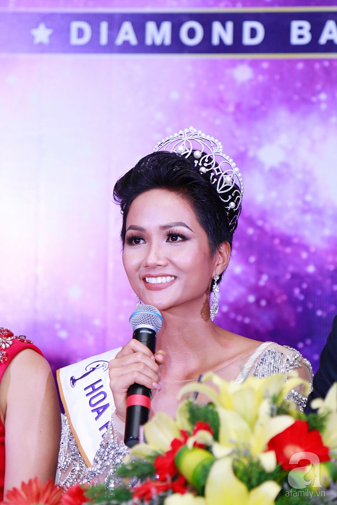 Hành động “lạ” của Hoàng Thùy sau khi HHen Niê đăng quang ngôi vị Hoa hậu Hoàn vũ Việt Nam 2017 - Ảnh 10. Hành động “lạ” của Hoàng Thùy sau khi HHen Niê đăng quang ngôi vị Hoa hậu Hoàn vũ Việt Nam 2017 - Ảnh 10.