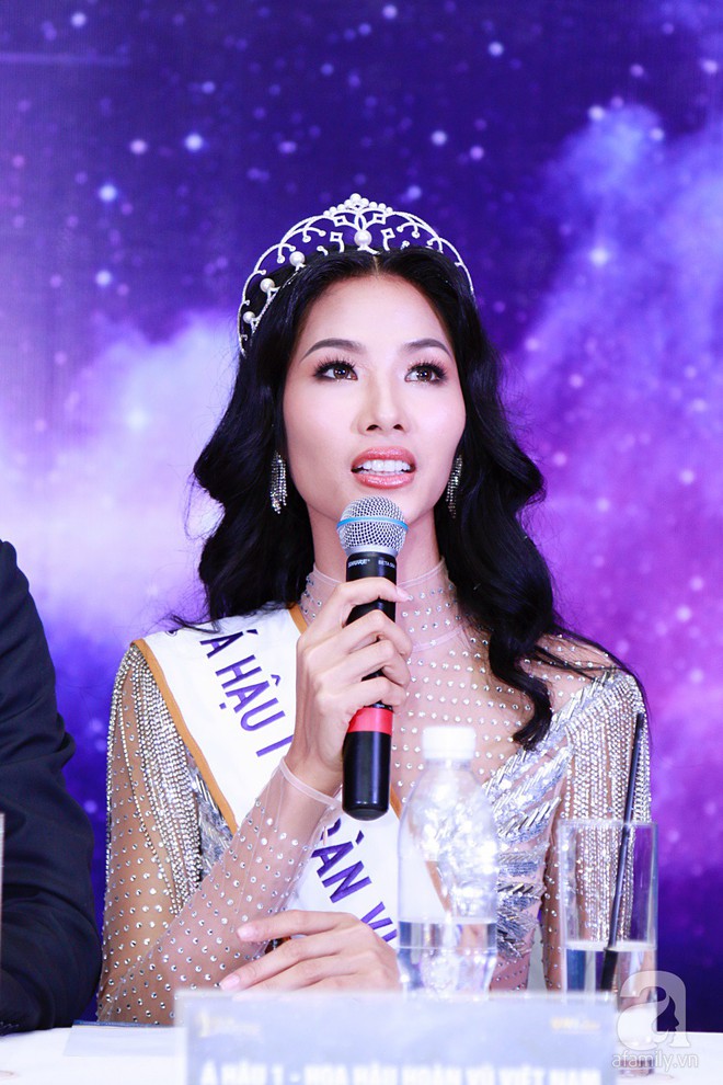 Hành động “lạ” của Hoàng Thùy sau khi HHen Niê đăng quang ngôi vị Hoa hậu Hoàn vũ Việt Nam 2017 - Ảnh 12. Hành động “lạ” của Hoàng Thùy sau khi HHen Niê đăng quang ngôi vị Hoa hậu Hoàn vũ Việt Nam 2017 - Ảnh 12.