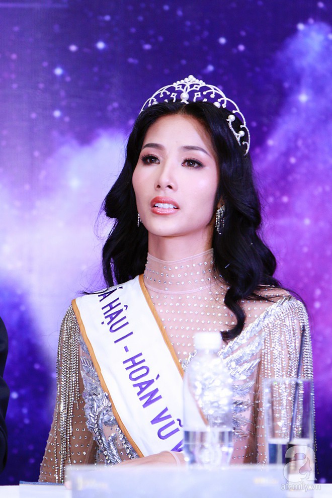 Hành động “lạ” của Hoàng Thùy sau khi HHen Niê đăng quang ngôi vị Hoa hậu Hoàn vũ Việt Nam 2017 - Ảnh 13. Hành động “lạ” của Hoàng Thùy sau khi HHen Niê đăng quang ngôi vị Hoa hậu Hoàn vũ Việt Nam 2017 - Ảnh 13.