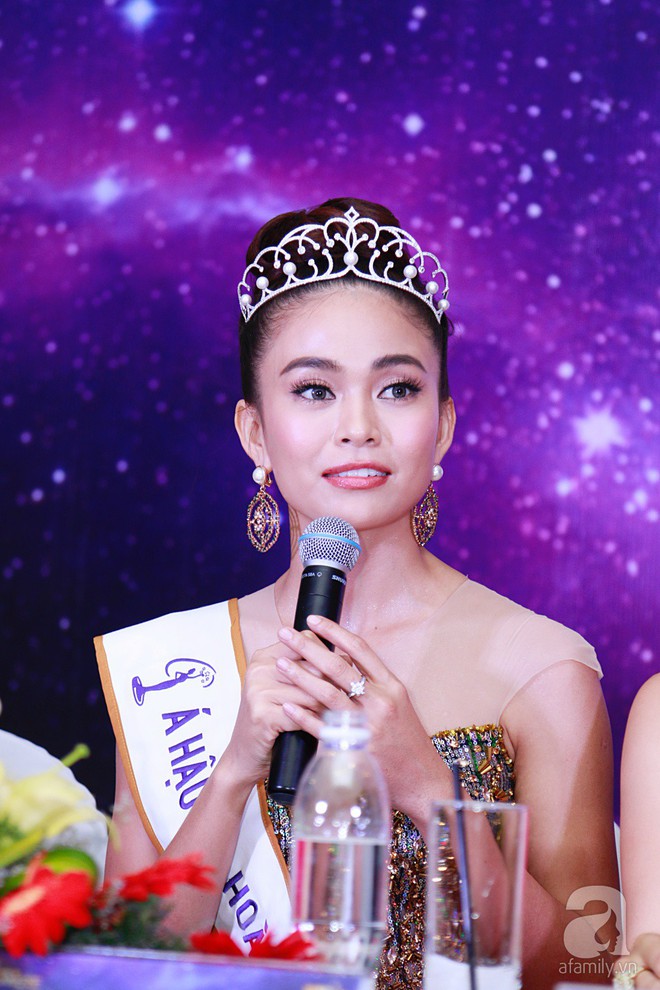 Hành động “lạ” của Hoàng Thùy sau khi HHen Niê đăng quang ngôi vị Hoa hậu Hoàn vũ Việt Nam 2017 - Ảnh 15. Hành động “lạ” của Hoàng Thùy sau khi HHen Niê đăng quang ngôi vị Hoa hậu Hoàn vũ Việt Nam 2017 - Ảnh 15.
