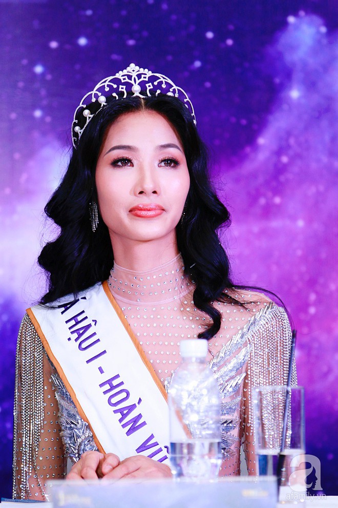 Hành động “lạ” của Hoàng Thùy sau khi HHen Niê đăng quang ngôi vị Hoa hậu Hoàn vũ Việt Nam 2017 - Ảnh 19. Hành động “lạ” của Hoàng Thùy sau khi HHen Niê đăng quang ngôi vị Hoa hậu Hoàn vũ Việt Nam 2017 - Ảnh 19.