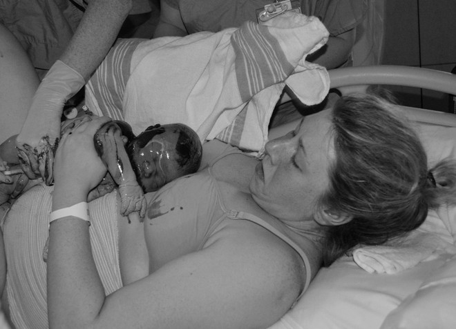 Những bức ảnh sinh nở cực hiếm khi em bé chào đời còn nguyên trong túi ối - Ảnh 11.