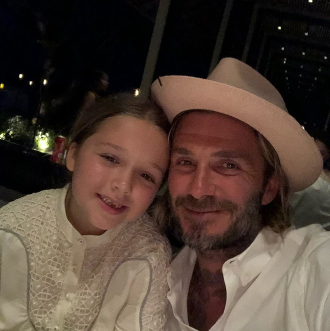 Harper khoe răng sún bên ông bố điển trai David Beckham - Ảnh 3.