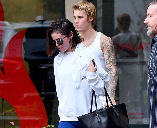 Vừa cãi nhau ầm ĩ, Selena Gomez và Justin Bieber lại quấn quít ngọt ngào bên nhau - Ảnh 2.