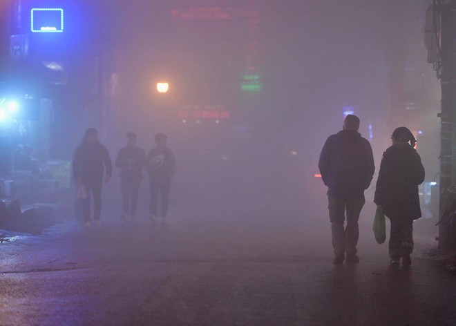 Chùm ảnh: Cả thị trấn Sapa chìm trong sương mù dưới cái rét 4 độ C - Ảnh 1.
