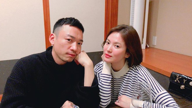 Bận rộn hẹn hò với chồng, Song Hye Kyo vẫn tranh thủ khoe ảnh cùng bạn thân - Ảnh 2.