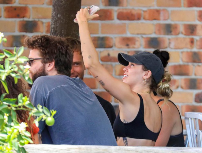 Miley Cyrus và Liam Hemsworth đeo nhẫn đôi hạnh phúc sau tin đồn kết hôn - Ảnh 3.
