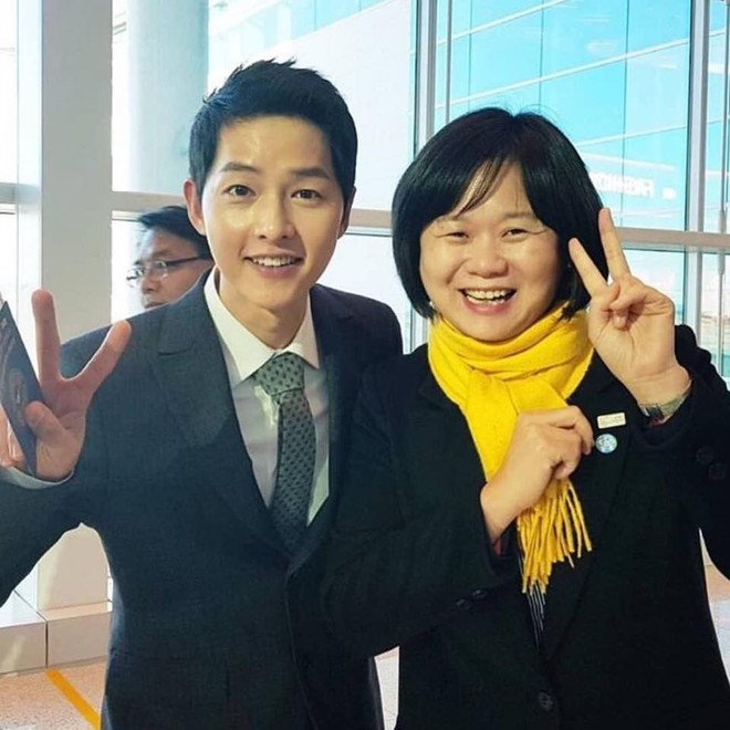 Vừa trở về sau chuyến du lịch cùng vợ yêu, Song Joong Ki đã bận rộn đi sự kiện cùng Tổng thống Hàn - Ảnh 3.