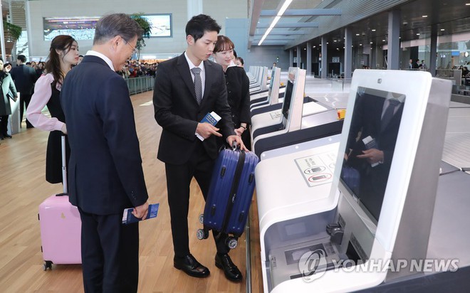Vừa trở về sau chuyến du lịch cùng vợ yêu, Song Joong Ki đã bận rộn đi sự kiện cùng Tổng thống Hàn - Ảnh 4.