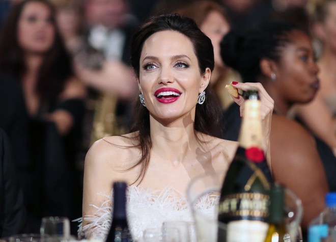Loạt ảnh chứng minh ở tuổi 42, Angelina Jolie vẫn là báu vật nhan sắc của nước Mỹ không ai bì được - Ảnh 1.