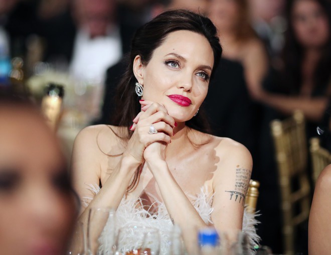 Loạt ảnh chứng minh ở tuổi 42, Angelina Jolie vẫn là báu vật nhan sắc của nước Mỹ không ai bì được - Ảnh 2.