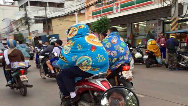 Vốn nổi tiếng nóng nực ngột ngạt quanh năm, giờ người dân Bangkok cũng trùm chăn đi xe máy vì trời lạnh! - Ảnh 1.