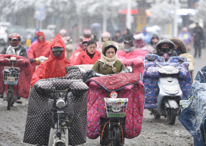 Vốn nổi tiếng nóng nực ngột ngạt quanh năm, giờ người dân Bangkok cũng trùm chăn đi xe máy vì trời lạnh! - Ảnh 2.