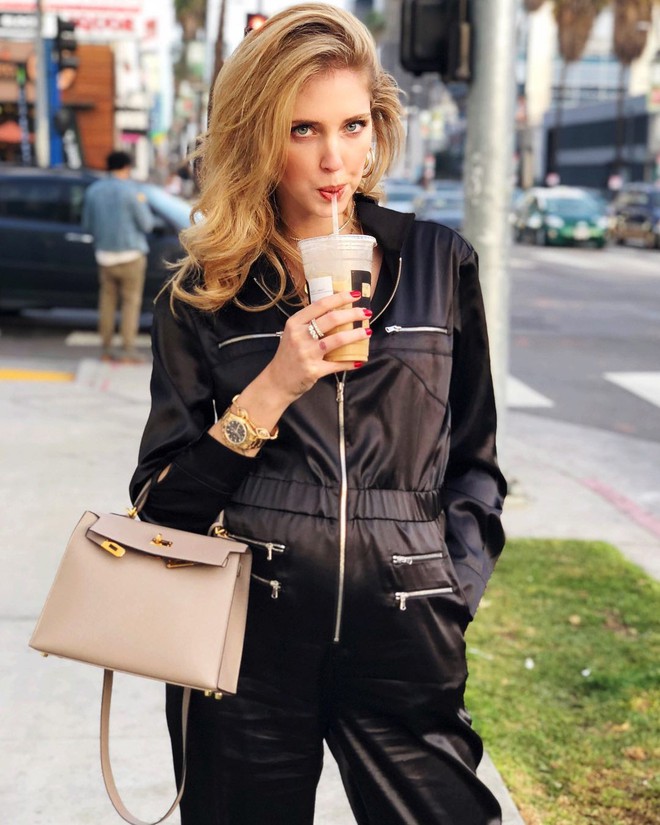 Không hổ danh là fashionista đình đám, Chiara Ferragni vẫn mặc chất lừ ngay cả khi đang bầu bí - Ảnh 1.