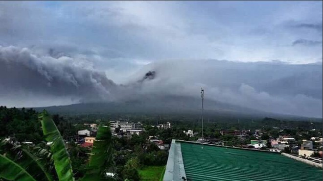 Ảnh: Núi lửa mạnh nhất Philippines phun trào, tạo cột tro bụi khổng lồ - Ảnh 2.