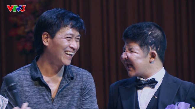 Clip: MC Thảo Vân nghẹn ngào rơi nước mắt trước tình cảm của bố con diễn viên Quốc Tuấn và Bôm - Ảnh 1.