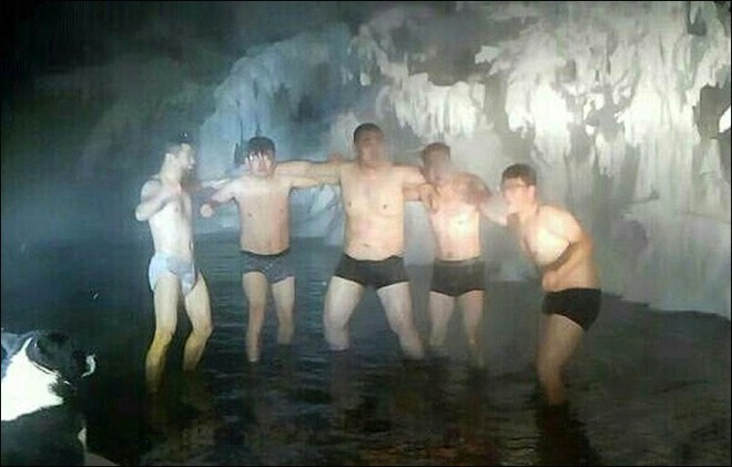 Bất chấp trời lạnh -60 độ C tại ngôi làng lạnh nhất thế giới, nhóm du khách Trung Quốc trút bỏ quần áo, bơi lội vui vẻ - Ảnh 1.