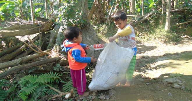 Hơn 100 triệu đồng đến với hai đứa trẻ bị cha mẹ bỏ rơi, hàng ngày nhặt phế liệu kiếm sống - Ảnh 2.