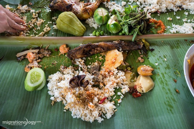 Món ăn độc đáo của Indonesia: nhìn qua cứ tưởng xôi của Việt Nam, ai ngờ lại khác hoàn toàn - Ảnh 1.