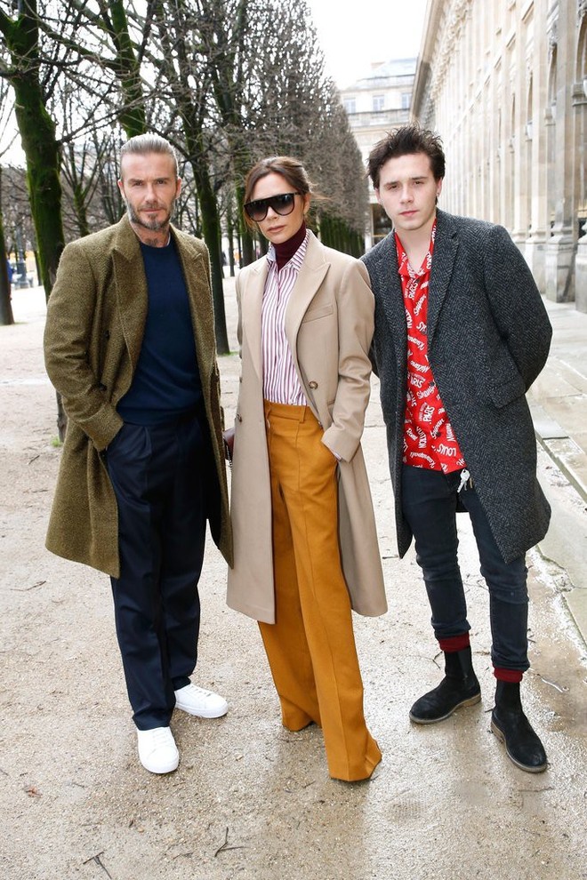 Dắt díu nhau dự show Louis Vuitton, Victoria Beckham trông cool ngầu chẳng kém chồng và con trai - Ảnh 1.