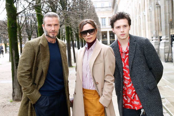 Dắt díu nhau dự show Louis Vuitton, Victoria Beckham trông cool ngầu chẳng kém chồng và con trai - Ảnh 2.