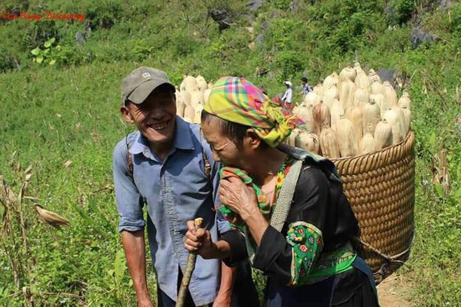 Nụ cười và cái nắm tay của hai ông bà cụ miền sơn cước khiến giới trẻ ước gì có một tình yêu như thế - Ảnh 2.