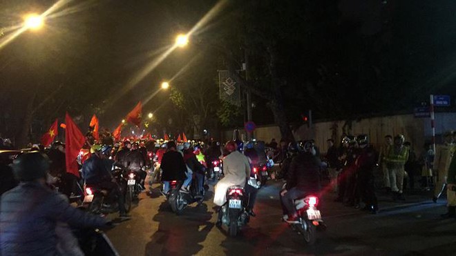 Cảnh sát trắng đêm chống đua xe sau trận thắng của U23 Việt Nam - Ảnh 2.