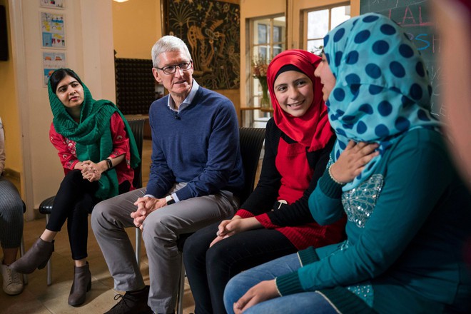 Giám đốc Apple và chủ nhân giải Nobel 2014 Malala Yousafzai hợp tác trong chiến dịch đưa 100.000 bé gái trên khắp thế giới tới trường - Ảnh 1.