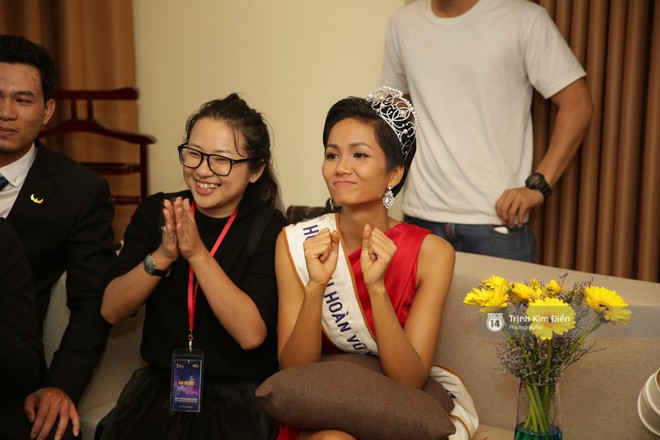 Hoa hậu HHen Niê hồi hộp, vỡ òa hạnh phúc trước chiến thắng của đội tuyển của U23 - Ảnh 1.