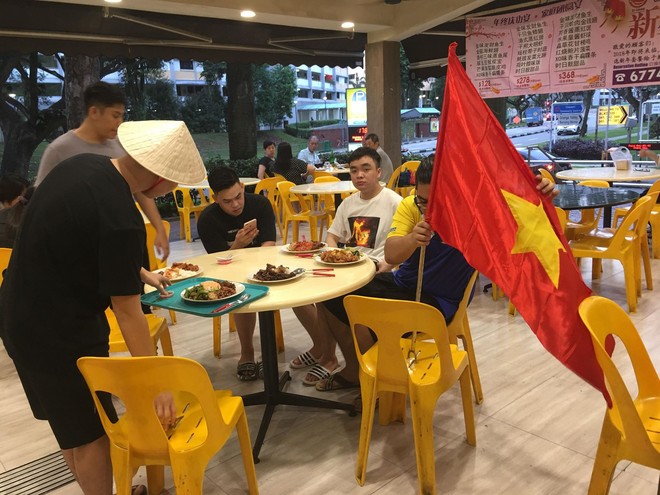 Du học sinh Việt Nam tại Singapore ăn mừng chiến thắng của tuyển U23; lá cờ Việt Nam được giương cao nơi đất khách - Ảnh 1.