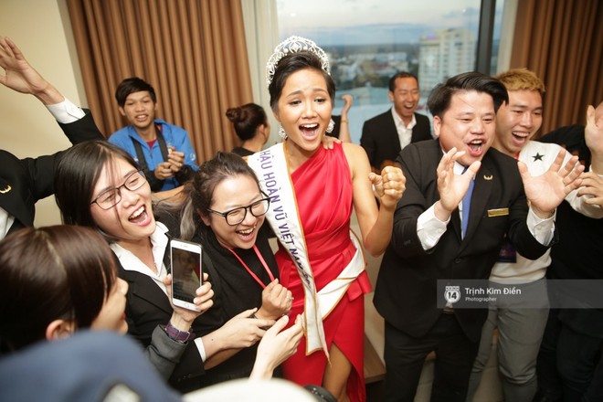 Hoa hậu HHen Niê hồi hộp, vỡ òa hạnh phúc trước chiến thắng của đội tuyển của U23 - Ảnh 11.