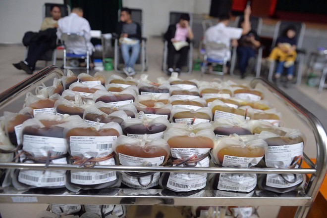 Biết tin máu nhóm O dự trữ chỉ đủ dùng 1 ngày nữa, hàng trăm bạn trẻ đã tới viện Huyết học tham gia hiến máu - Ảnh 12.