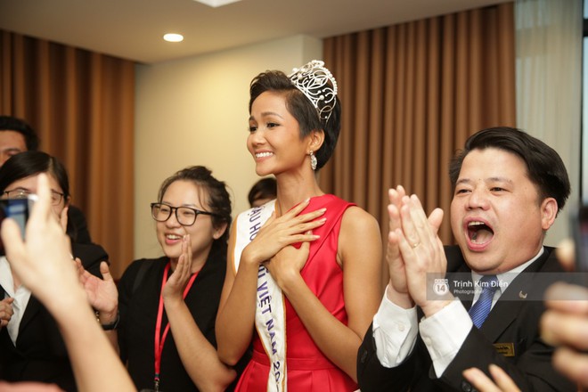 Hoa hậu HHen Niê hồi hộp, vỡ òa hạnh phúc trước chiến thắng của đội tuyển của U23 - Ảnh 12.