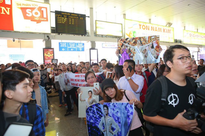 Sân bay Tân Sơn Nhất tắc nghẽn khi top 3 Hoa hậu Hoàn vũ Việt Nam xuất hiện - Ảnh 1.