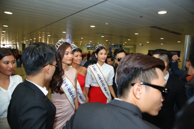 Sân bay Tân Sơn Nhất tắc nghẽn khi top 3 Hoa hậu Hoàn vũ Việt Nam xuất hiện - Ảnh 3.