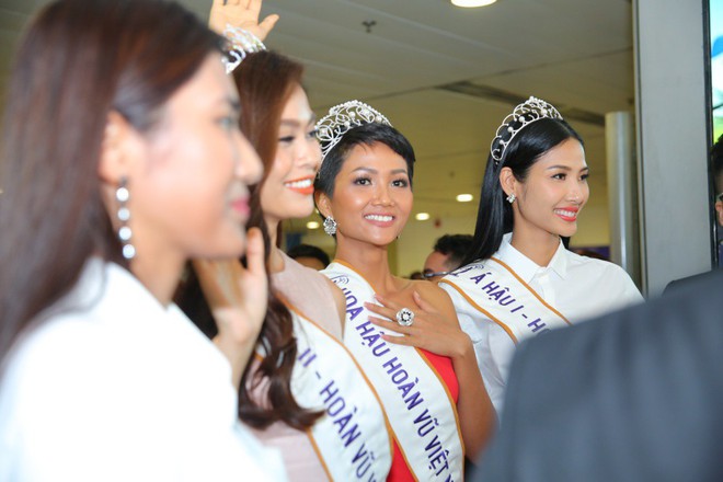 Sân bay Tân Sơn Nhất tắc nghẽn khi top 3 Hoa hậu Hoàn vũ Việt Nam xuất hiện - Ảnh 4.