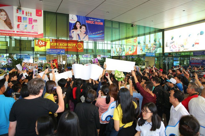 Sân bay Tân Sơn Nhất tắc nghẽn khi top 3 Hoa hậu Hoàn vũ Việt Nam xuất hiện - Ảnh 5.