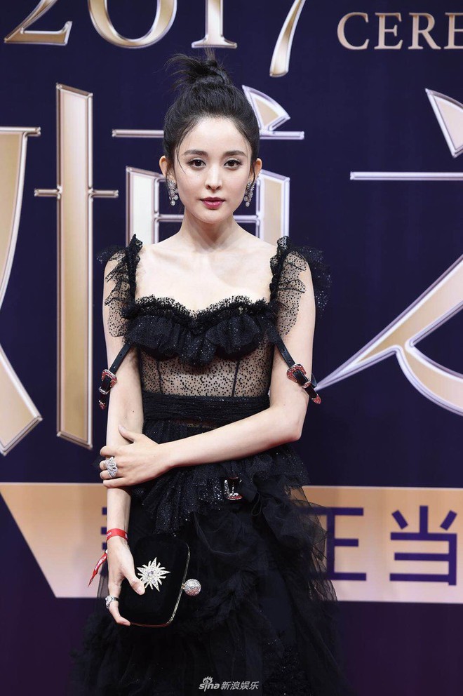 Dương Mịch trở thành nữ hoàng thảm đỏ còn Angelababy lại gây thất vọng vì nhan sắc xuống cấp - Ảnh 7.