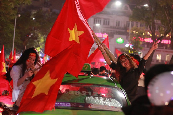 Những nhạc cụ gõ mừng U23 Việt Nam chiến thắng đặc dị khác thường nhất đêm qua - Ảnh 14.