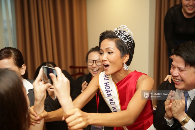 Hoa hậu HHen Niê hồi hộp, vỡ òa hạnh phúc trước chiến thắng của đội tuyển của U23 - Ảnh 19.