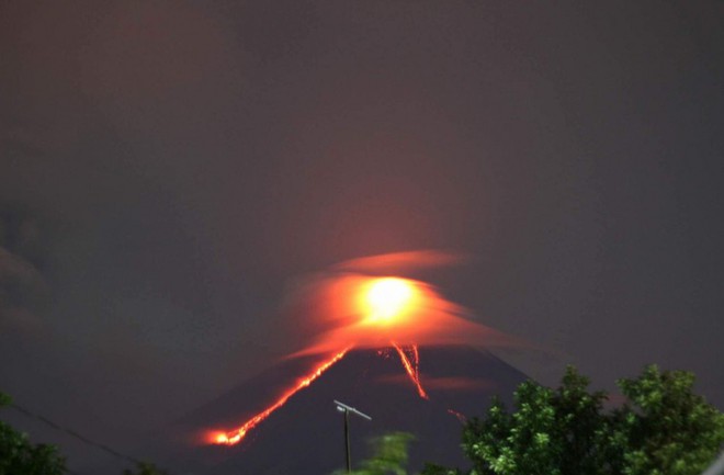 Ảnh: Núi lửa mạnh nhất Philippines phun trào, tạo cột tro bụi khổng lồ - Ảnh 3.