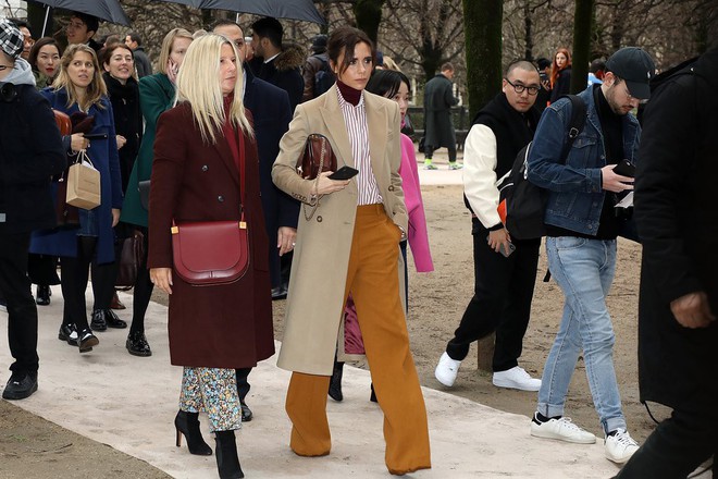 Dắt díu nhau dự show Louis Vuitton, Victoria Beckham trông cool ngầu chẳng kém chồng và con trai - Ảnh 3.